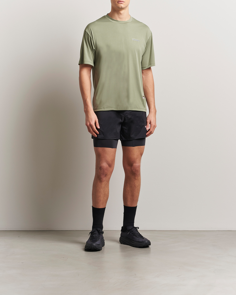 Mies | T-paidat | Satisfy | AuraLite T-Shirt Oil Green