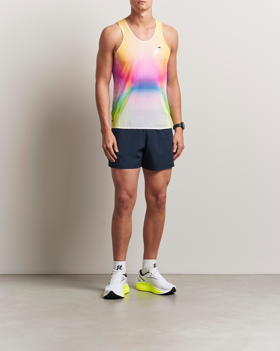 Mies | T-paidat | SOAR Running | Race Vest Summer Rainbow