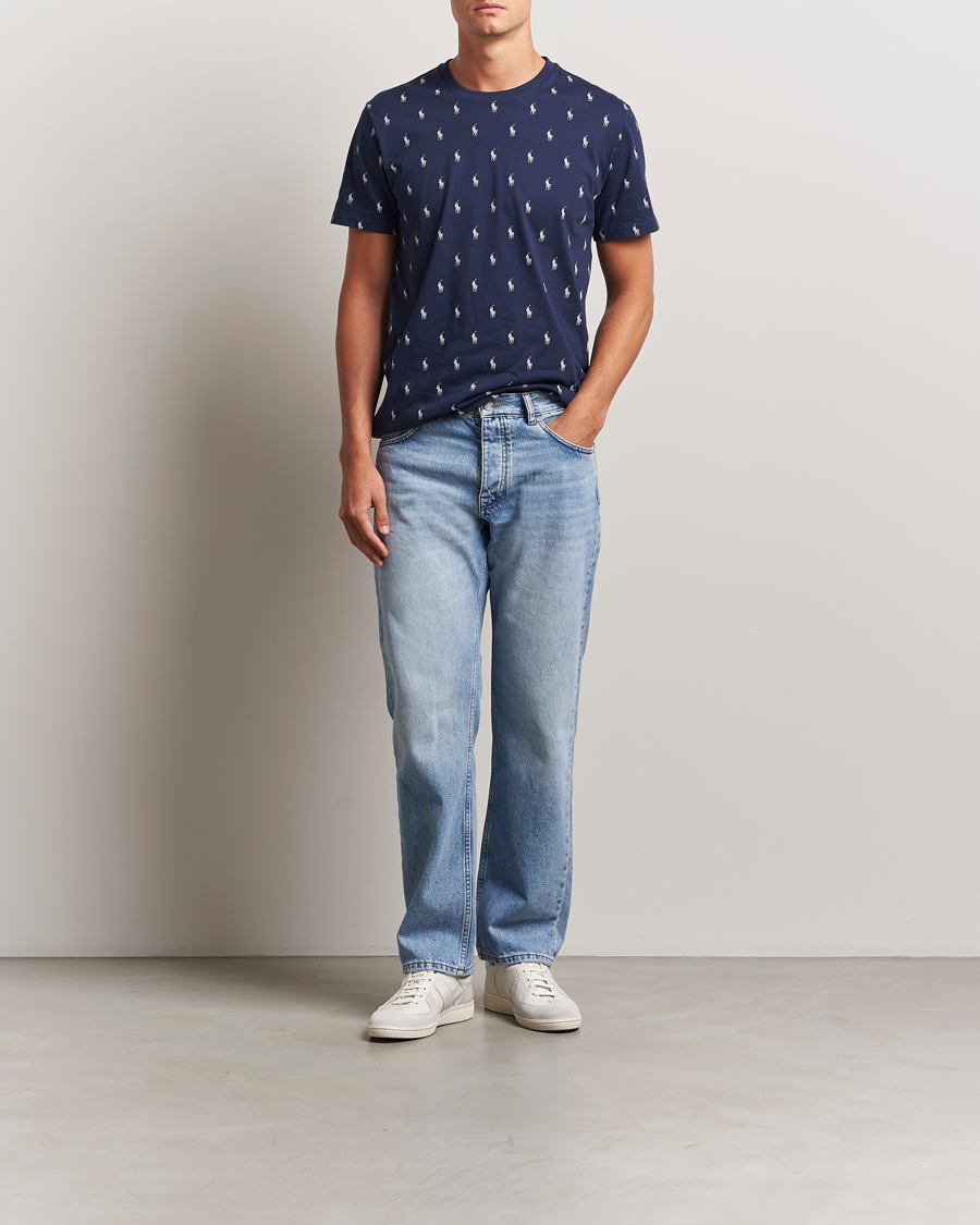 Mies | Polo Ralph Lauren All over Player Sleeping Tee Cruise Navy | Polo Ralph Lauren | All over Player Sleeping Tee Cruise Navy