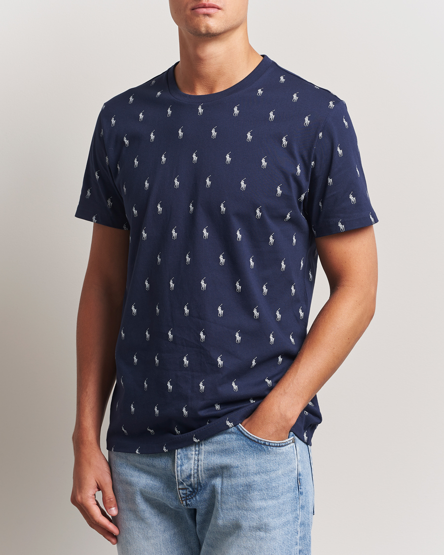 Mies | Polo Ralph Lauren All over Player Sleeping Tee Cruise Navy | Polo Ralph Lauren | All over Player Sleeping Tee Cruise Navy