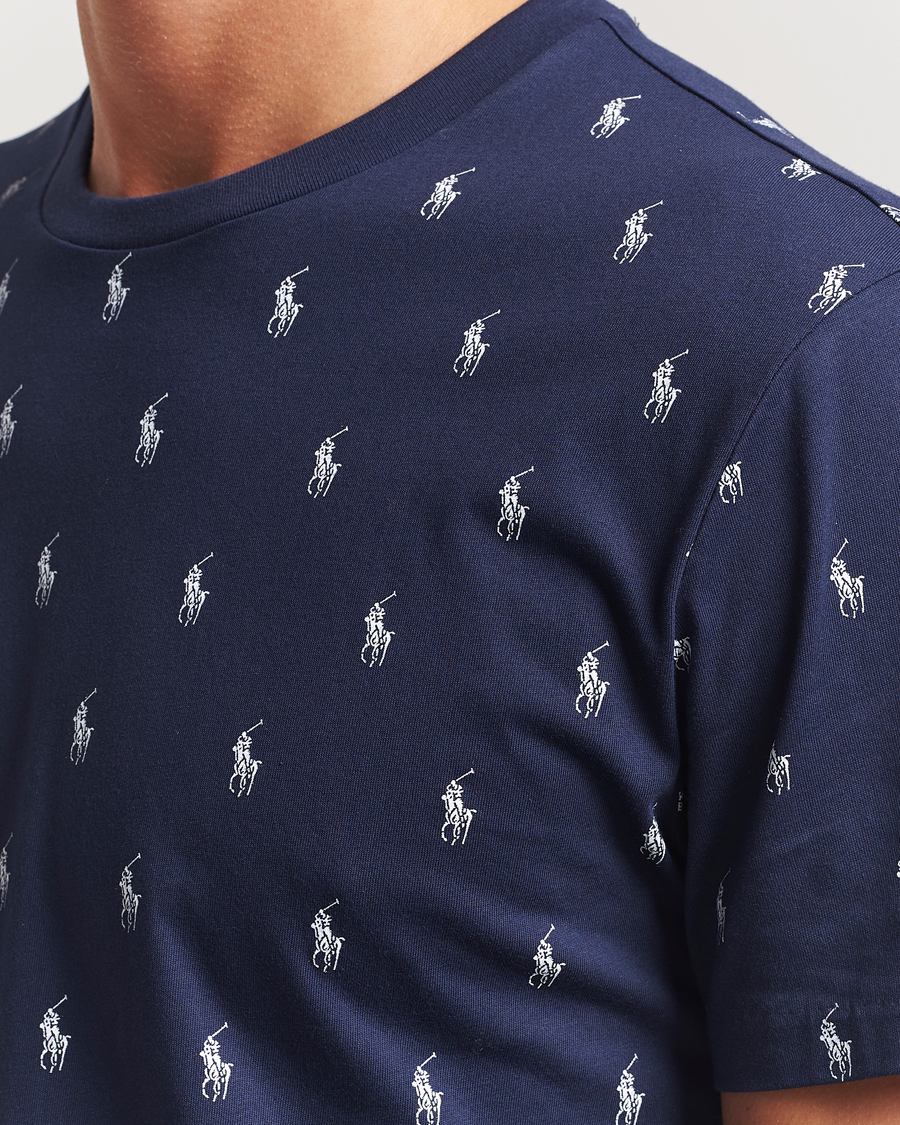 Mies | Polo Ralph Lauren All over Player Sleeping Tee Cruise Navy | Polo Ralph Lauren | All over Player Sleeping Tee Cruise Navy