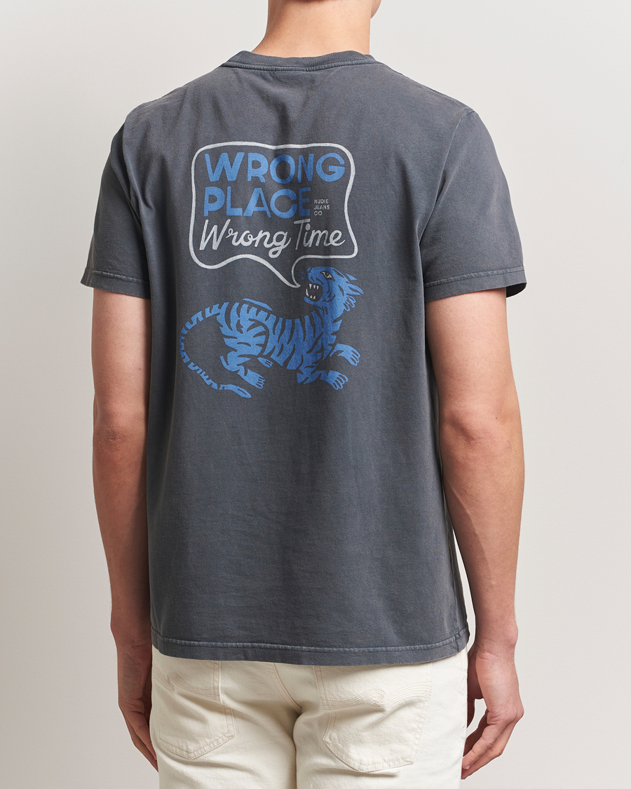 Mies | T-paidat | Nudie Jeans | Roy Wrong Place T-Shirt Antracite