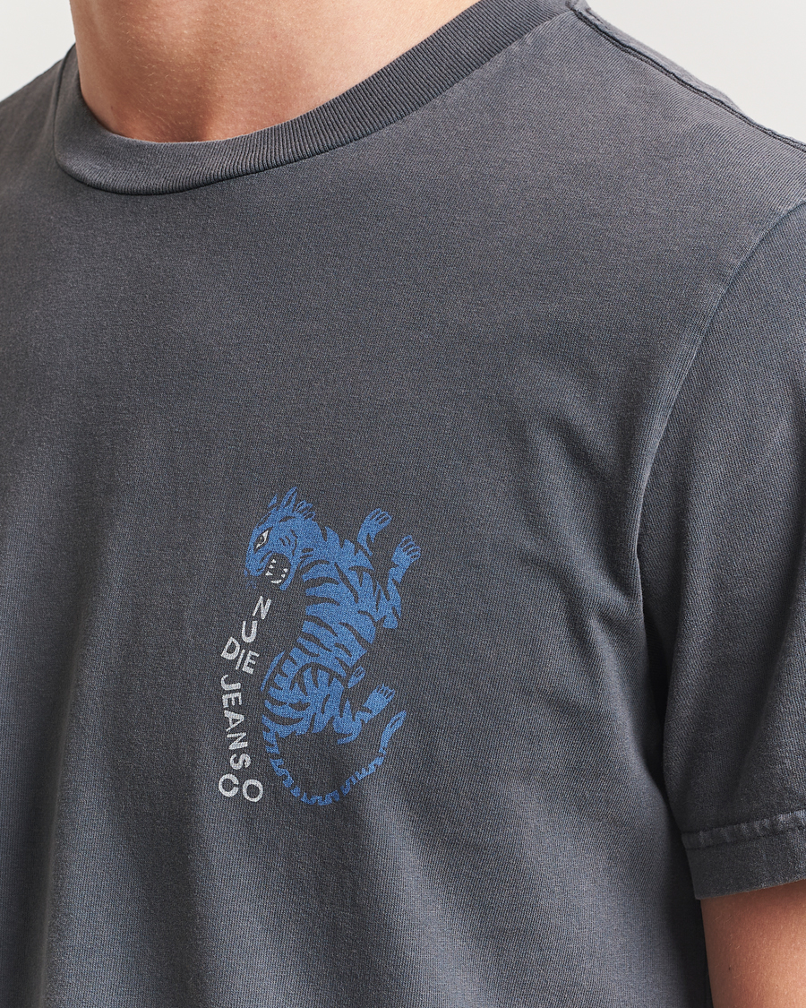 Mies | T-paidat | Nudie Jeans | Roy Wrong Place T-Shirt Antracite