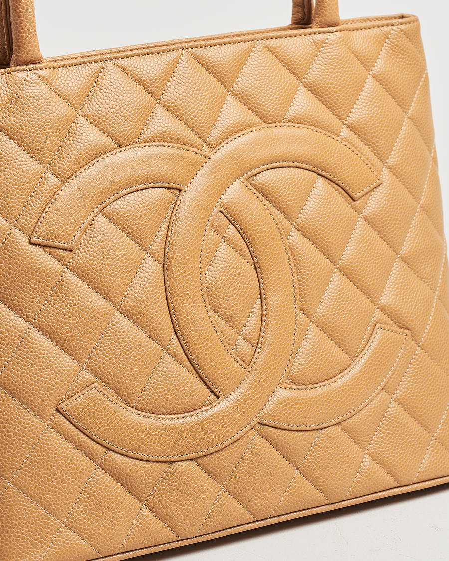 Mies | Chanel Pre-Owned Medallion Tote Quilted Caviar Beige | Chanel Pre-Owned | Medallion Tote Quilted Caviar Beige