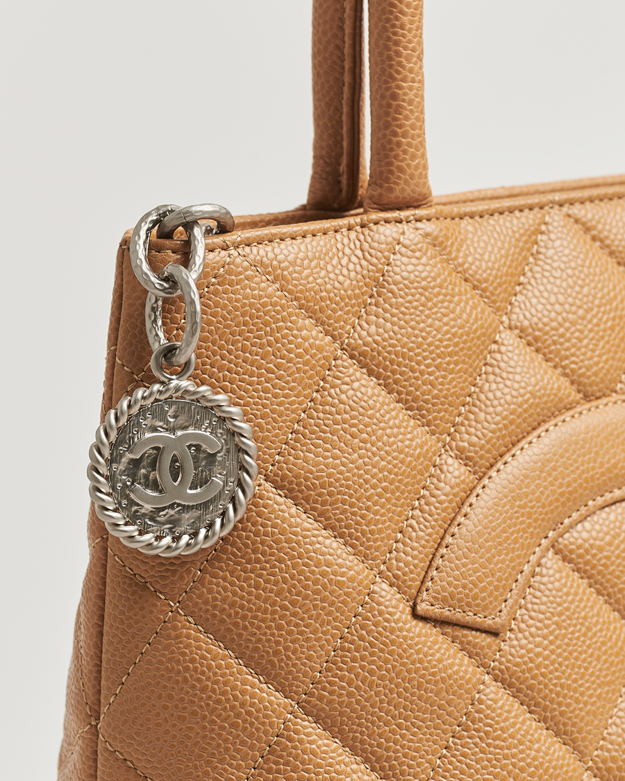 Mies | Chanel Pre-Owned Medallion Tote Quilted Caviar Beige | Chanel Pre-Owned | Medallion Tote Quilted Caviar Beige