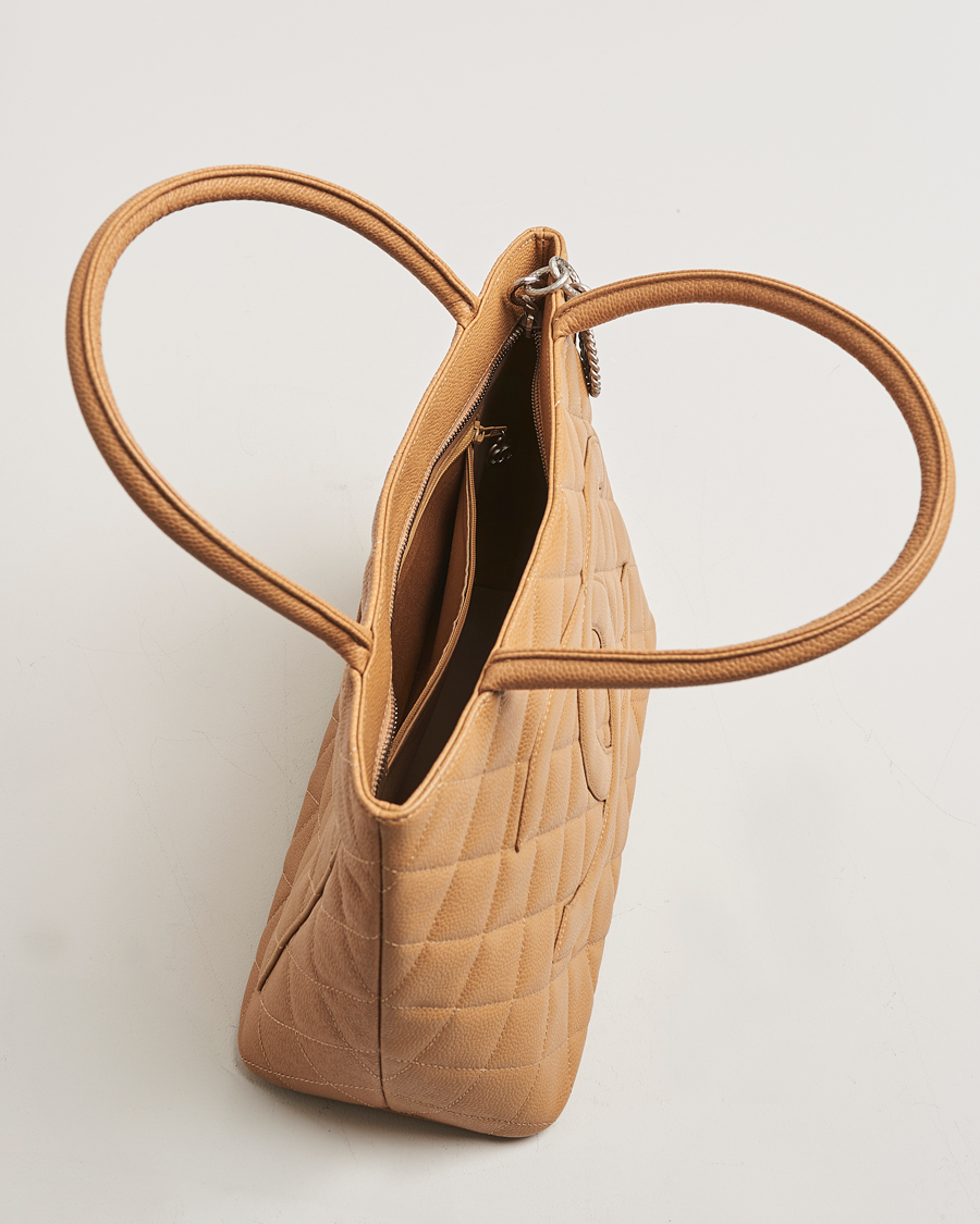 Mies | Chanel Pre-Owned Medallion Tote Quilted Caviar Beige | Chanel Pre-Owned | Medallion Tote Quilted Caviar Beige