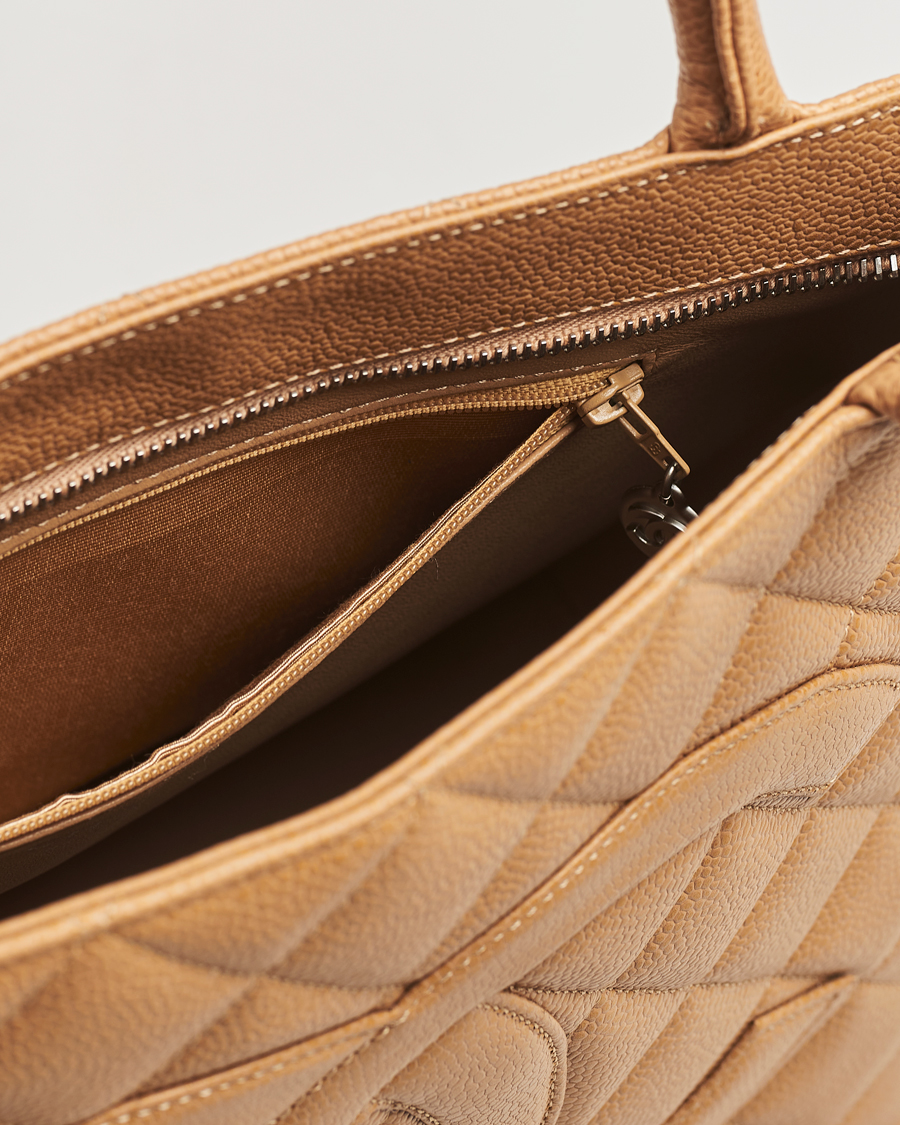 Mies | Chanel Pre-Owned Medallion Tote Quilted Caviar Beige | Chanel Pre-Owned | Medallion Tote Quilted Caviar Beige