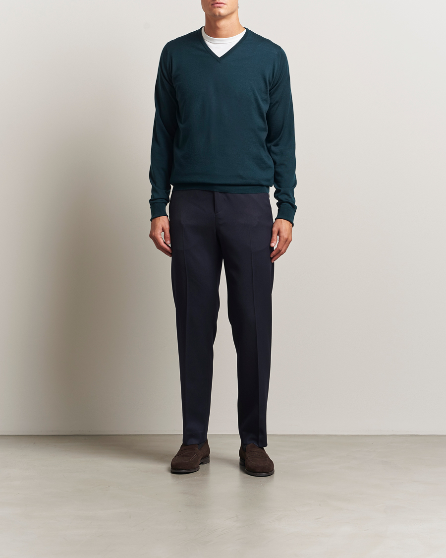 Mies | Puserot | John Smedley | Bobby Extra Fine Merino V-Neck Pullover Richardson Green