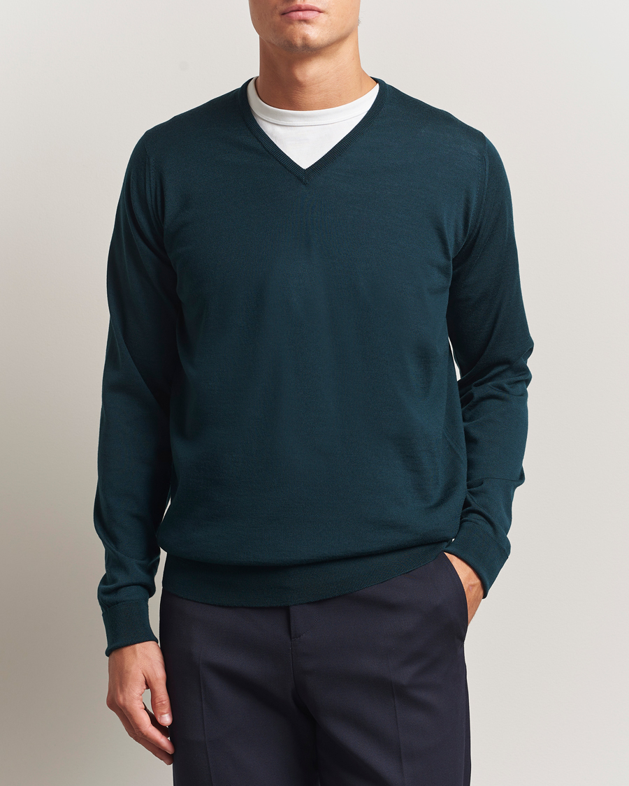 Mies | Puserot | John Smedley | Bobby Extra Fine Merino V-Neck Pullover Richardson Green