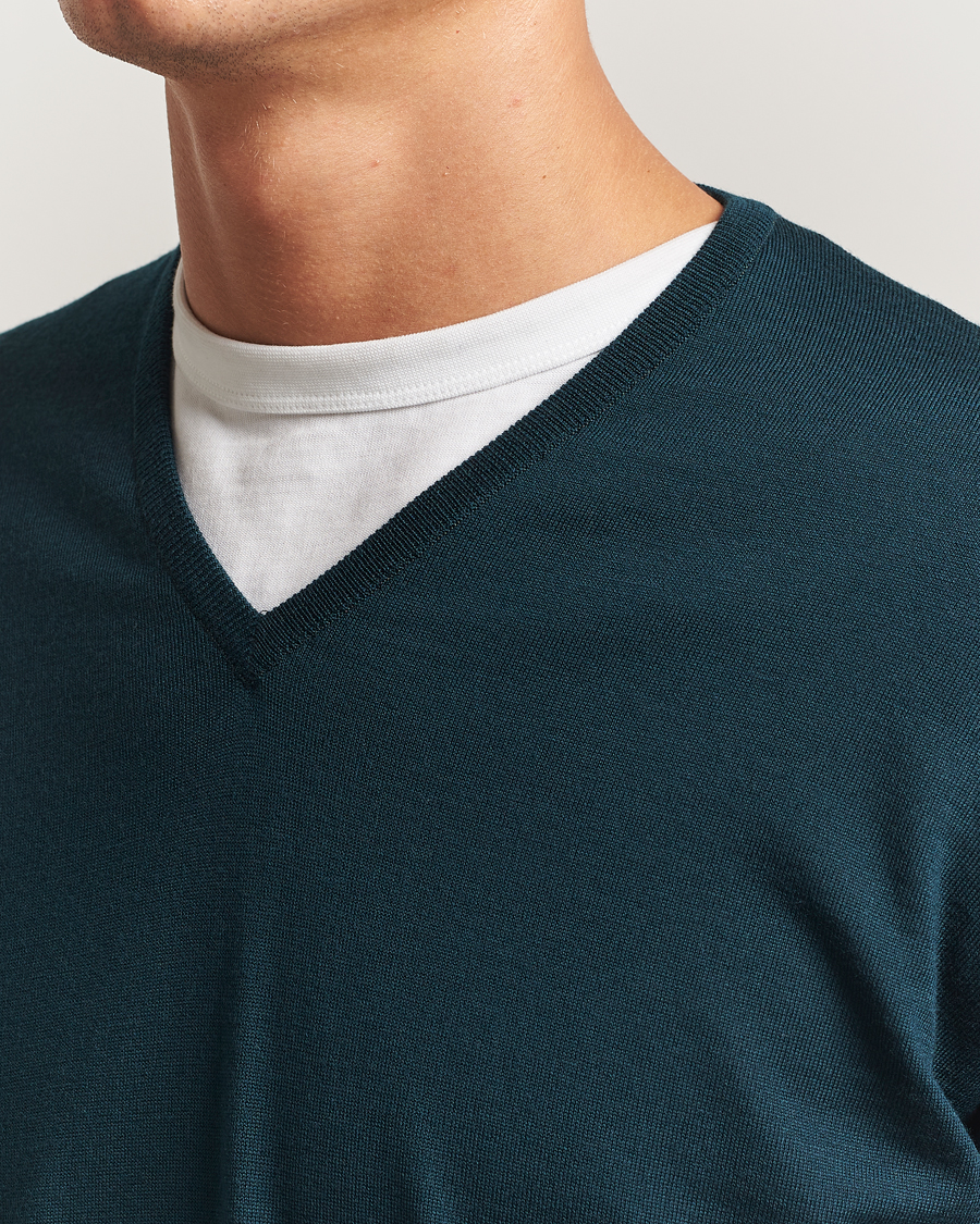 Mies | Puserot | John Smedley | Bobby Extra Fine Merino V-Neck Pullover Richardson Green