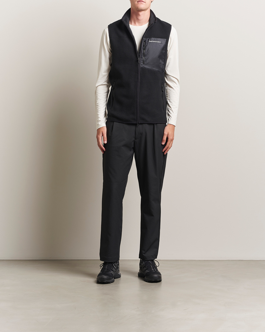 Mies | Puserot | Peak Performance | Pile Vest Black