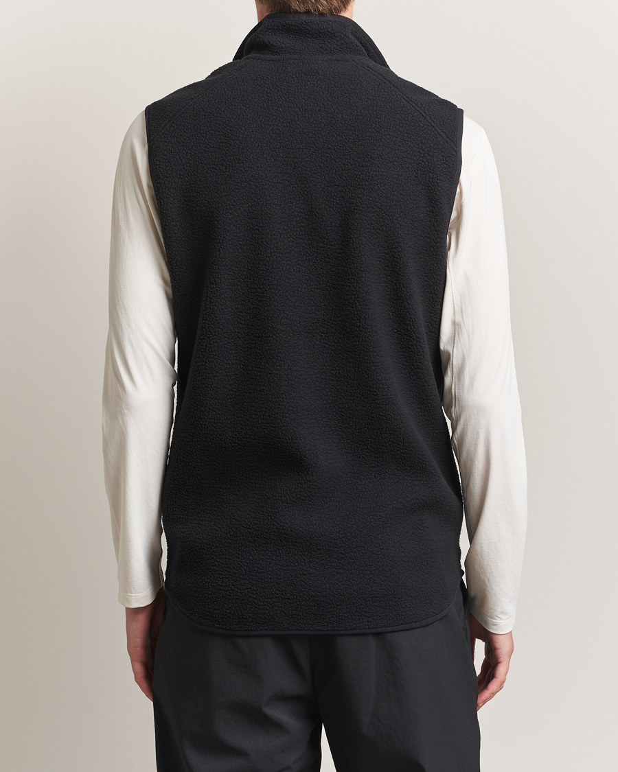 Mies | Puserot | Peak Performance | Pile Vest Black