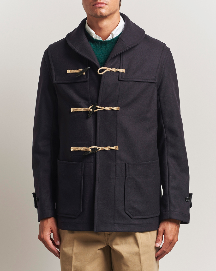 Gloverall Shawl Collar Duffle Jacket Navy osoitteesta CareOfCarl.fi