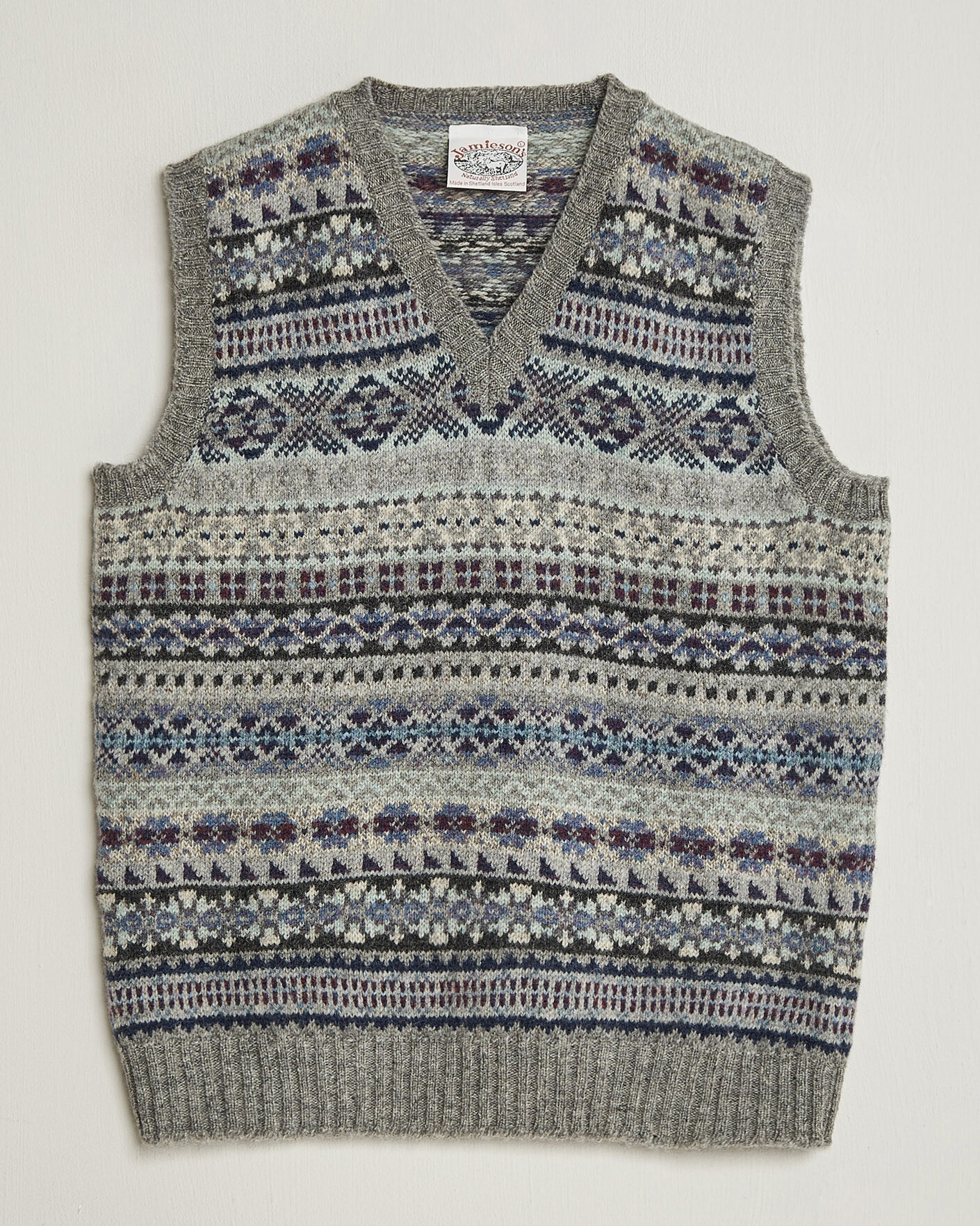 Mies | Puserot | Jamieson's of Shetland | Jamiesons Of Shetland All Over Fair Isle Slipover Light Grey
