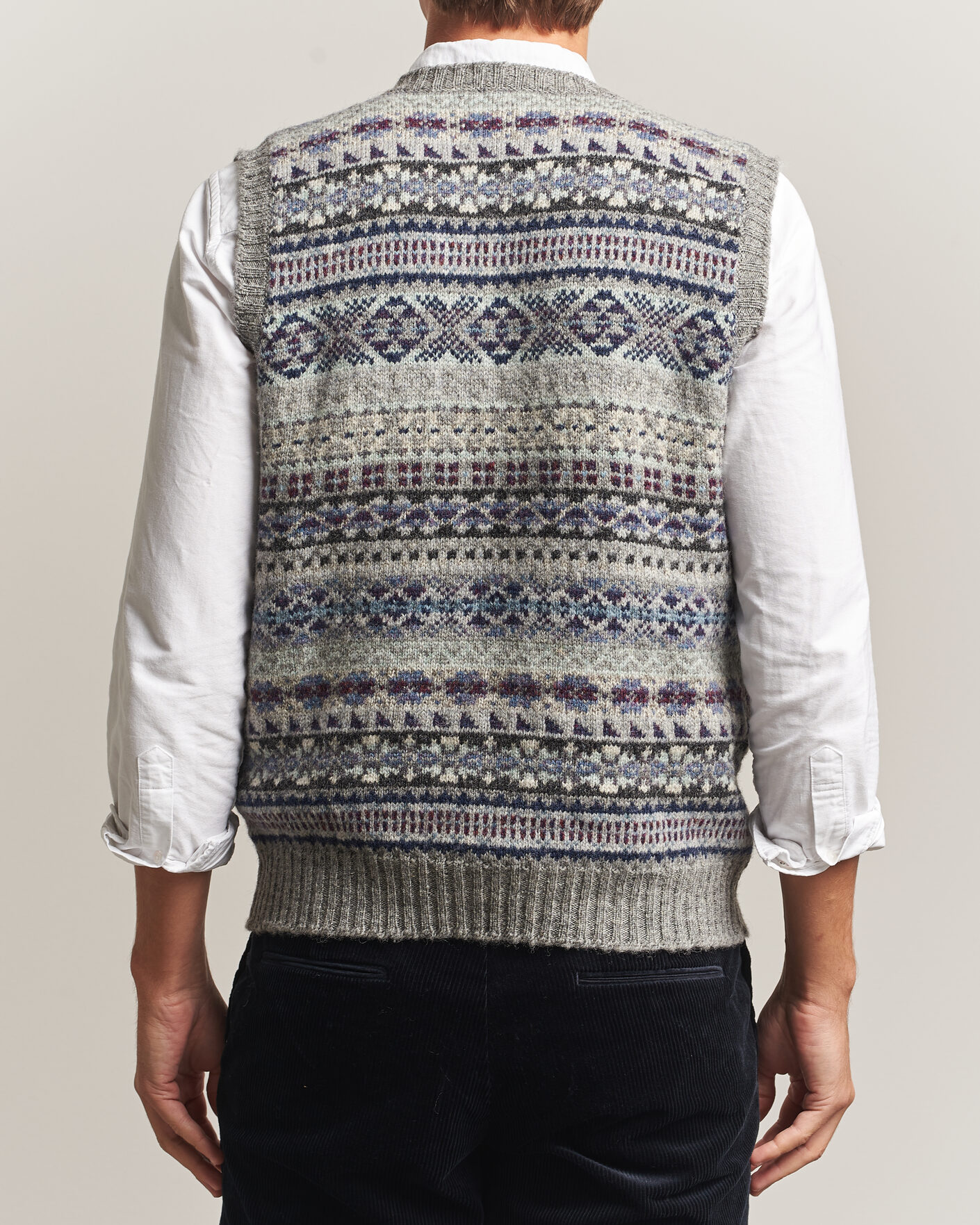 Mies | Puserot | Jamieson's of Shetland | Jamiesons Of Shetland All Over Fair Isle Slipover Light Grey