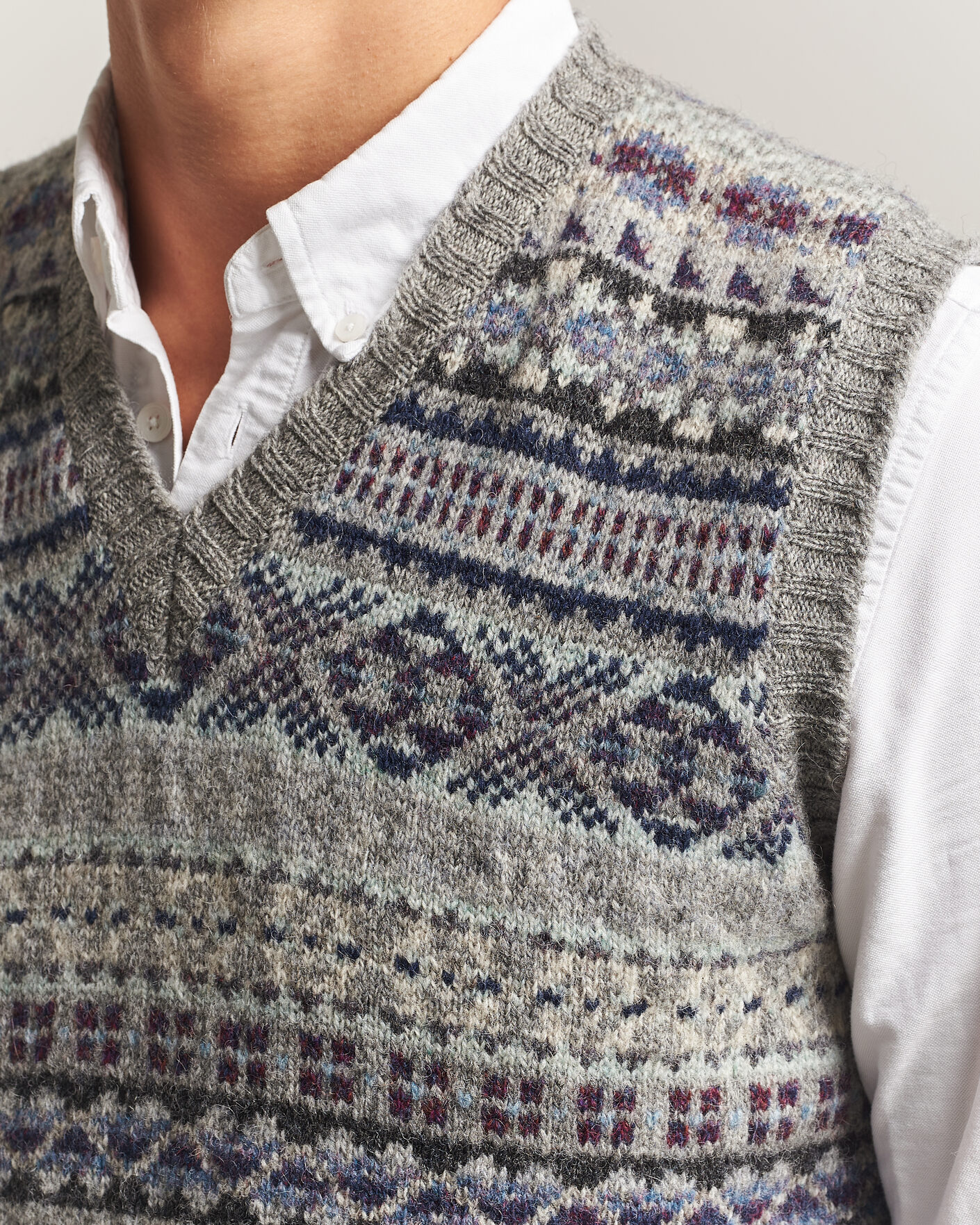 Mies | Puserot | Jamieson's of Shetland | Jamiesons Of Shetland All Over Fair Isle Slipover Light Grey