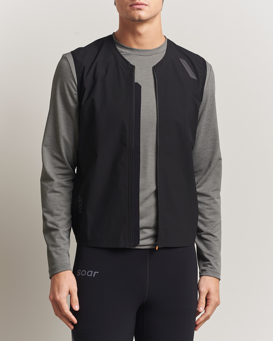 Mies | Ulkoliivit | SOAR Running | Rainout Gilet Black