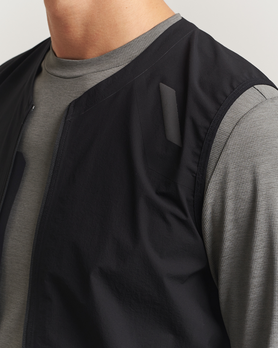 Mies | Ulkoliivit | SOAR Running | Rainout Gilet Black