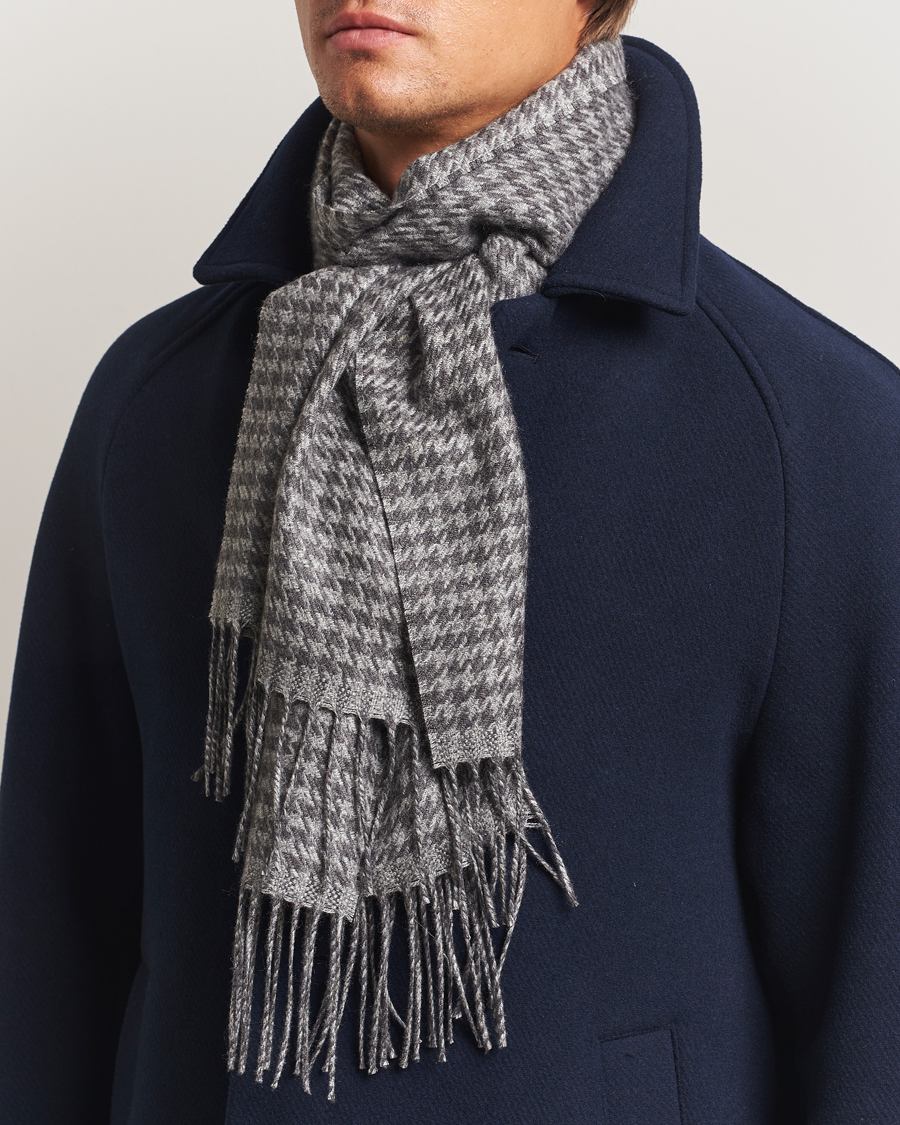 Mies | Piacenza Cashmere Cashmere/Silk Houndstooth Scarf Light Grey | Piacenza Cashmere | Cashmere/Silk Houndstooth Scarf Light Grey