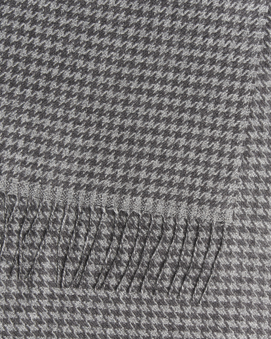 Mies | Piacenza Cashmere Cashmere/Silk Houndstooth Scarf Light Grey | Piacenza Cashmere | Cashmere/Silk Houndstooth Scarf Light Grey