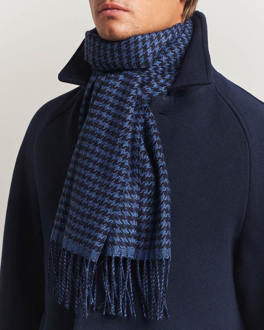 Mies | Piacenza Cashmere Cashmere/Silk Houndstooth Scarf Dark Blue | Piacenza Cashmere | Cashmere/Silk Houndstooth Scarf Dark Blue