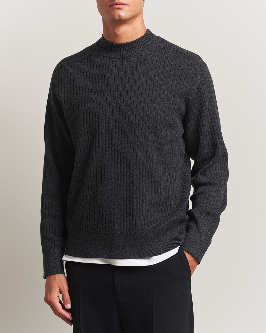 Mies | Puserot | Filippa K | Cotton Merino Knitted Mock Neck Sweater Anthracite Melange