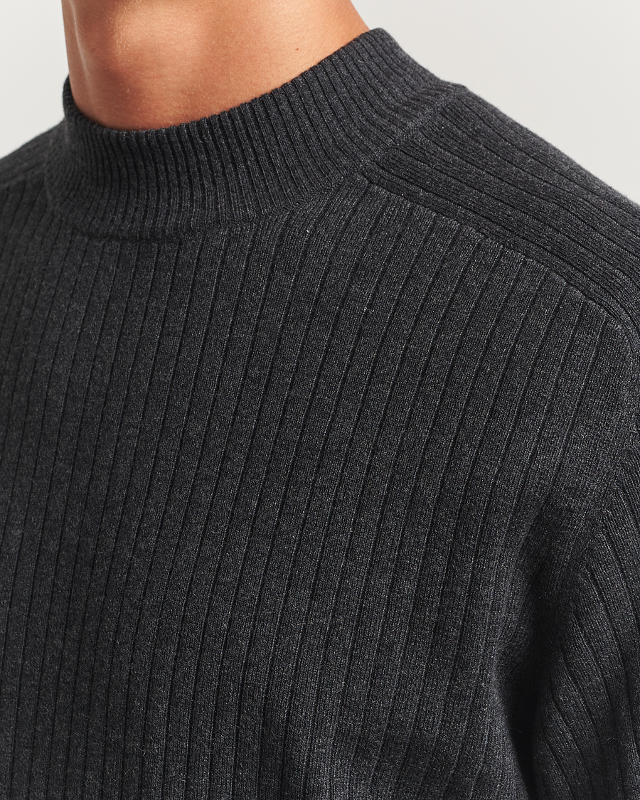 Mies | Puserot | Filippa K | Cotton Merino Knitted Mock Neck Sweater Anthracite Melange