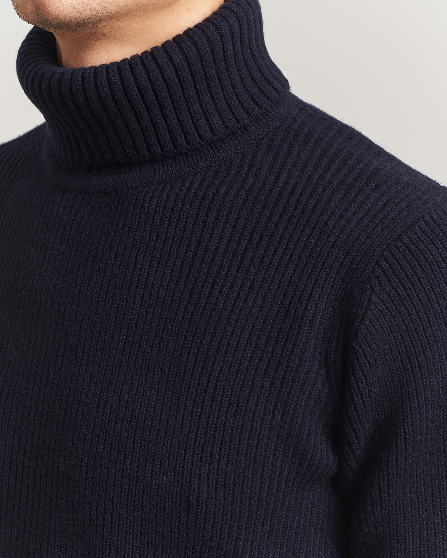 Mies | Puserot | Charles Tyrwhitt | Chunky Merino Roll Neck Navy