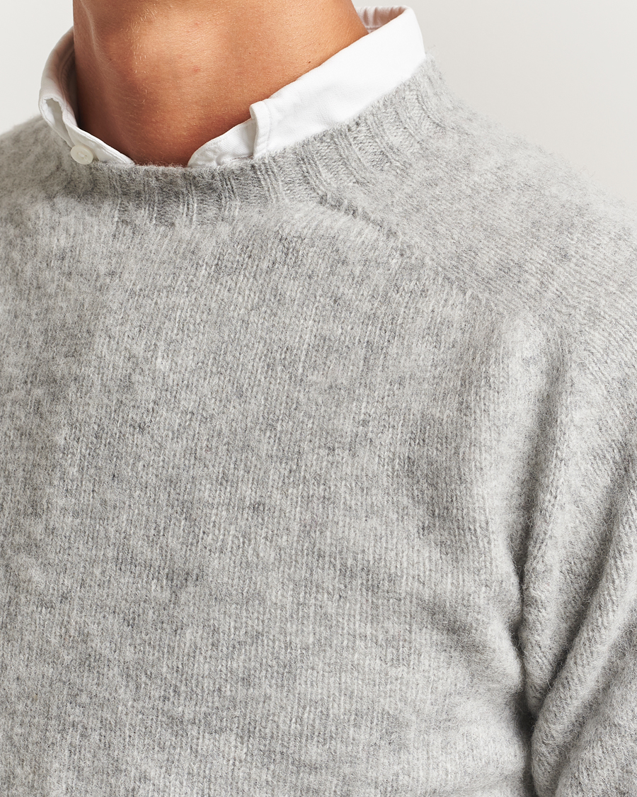 Mies | Puserot | Drake's | Brushed Shetland Crew Grey