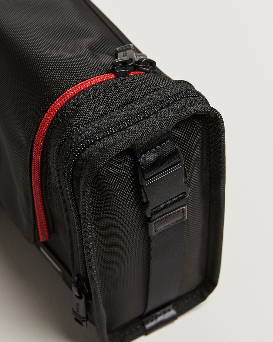 Mies | TUMI Alpha 3 Hanging Travel Kit Black/Red | TUMI | Alpha 3 Hanging Travel Kit Black/Red