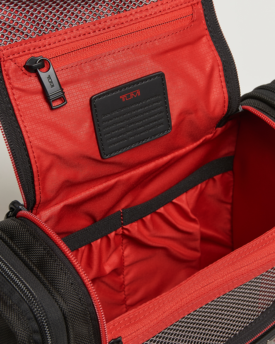 Mies | TUMI Alpha 3 Hanging Travel Kit Black/Red | TUMI | Alpha 3 Hanging Travel Kit Black/Red