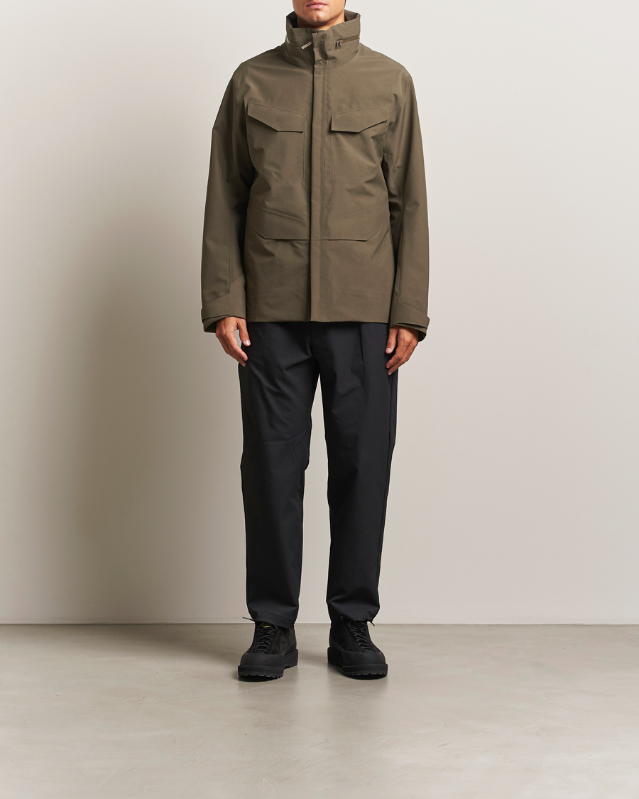 Mies | Takit | Arc'teryx Veilance | GORE-TEX Field Jacket Brown