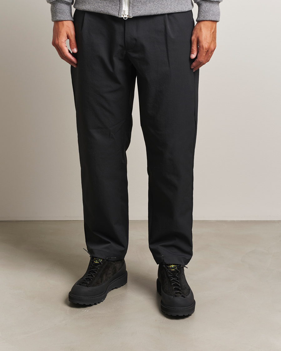 Mies | Tennarit | Stone Island | Low Top Suede Sneakers Black