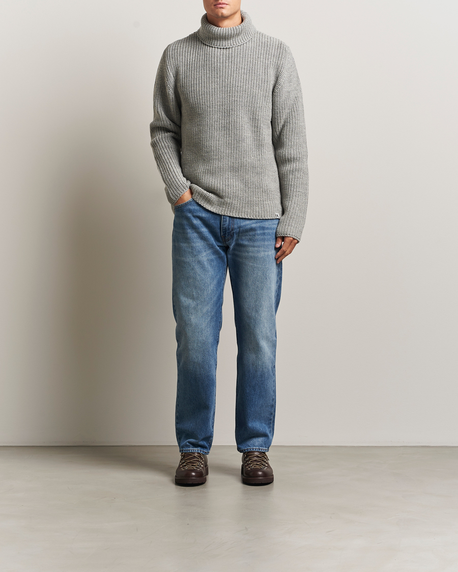 Mies | Puserot | Peregrine | Wilkinson Knitted Merino Rollneck Light Grey
