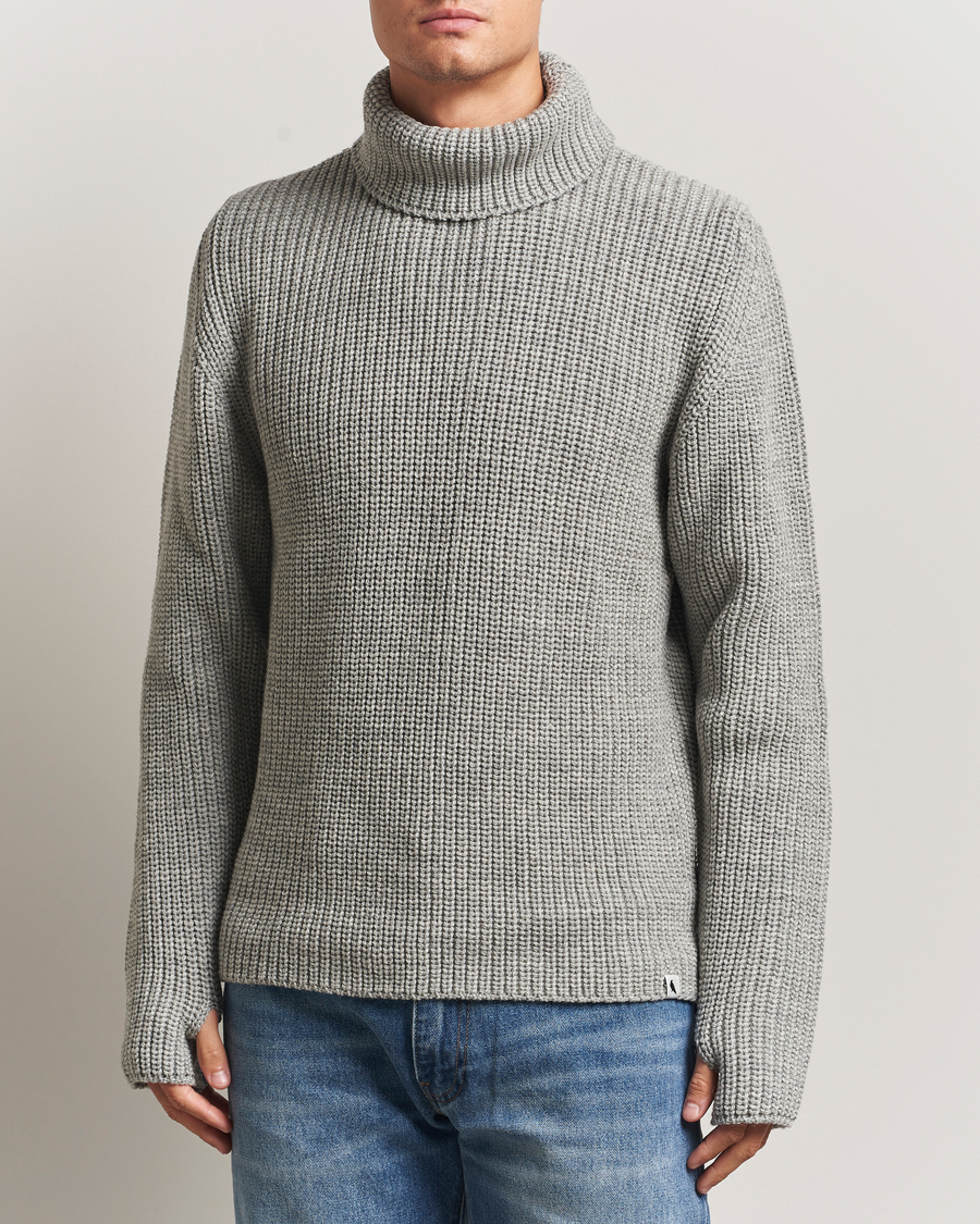 Mies | Puserot | Peregrine | Wilkinson Knitted Merino Rollneck Light Grey
