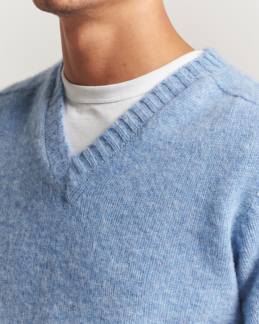 Mies | Puserot | Harley Of Scotland for Care of Carl | Harley Of Scotland Brushed Supersoft Lambswool V-Neck Light Blue