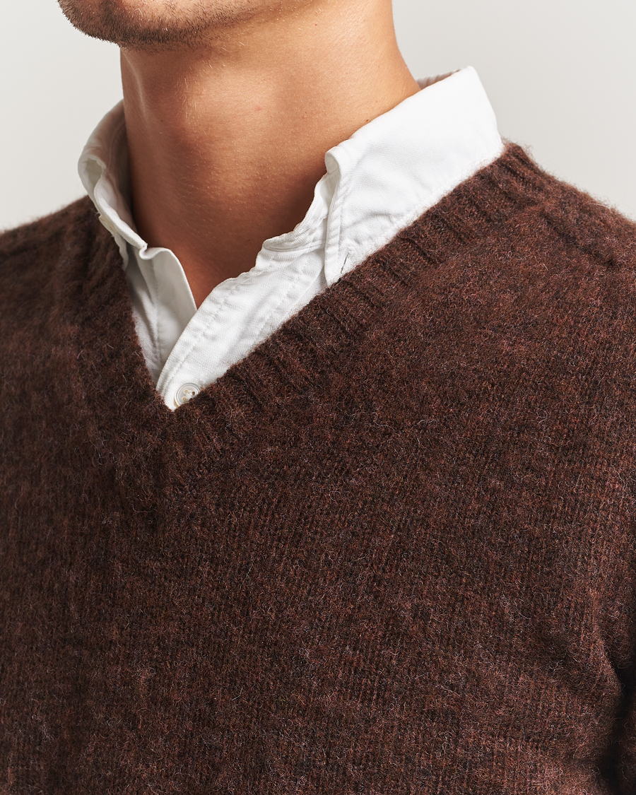 Mies | Puserot | Harley Of Scotland for Care of Carl | Harley Of Scotland Brushed Supersoft Lambswool V-Neck Brown
