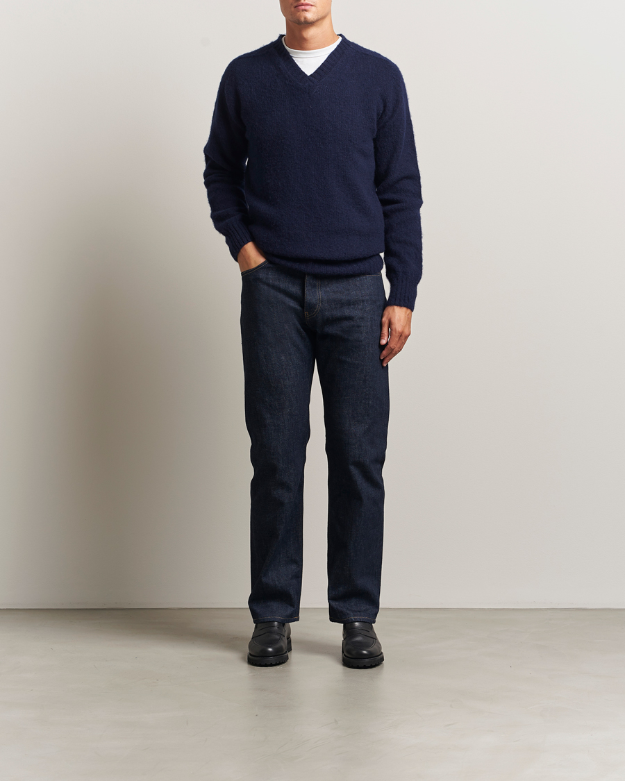 Mies | Puserot | Harley Of Scotland for Care of Carl | Harley Of Scotland Brushed Supersoft Lambswool V-Neck Navy