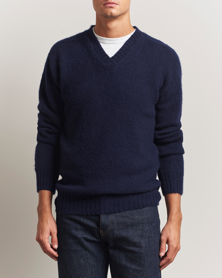 Mies | Puserot | Harley Of Scotland for Care of Carl | Harley Of Scotland Brushed Supersoft Lambswool V-Neck Navy