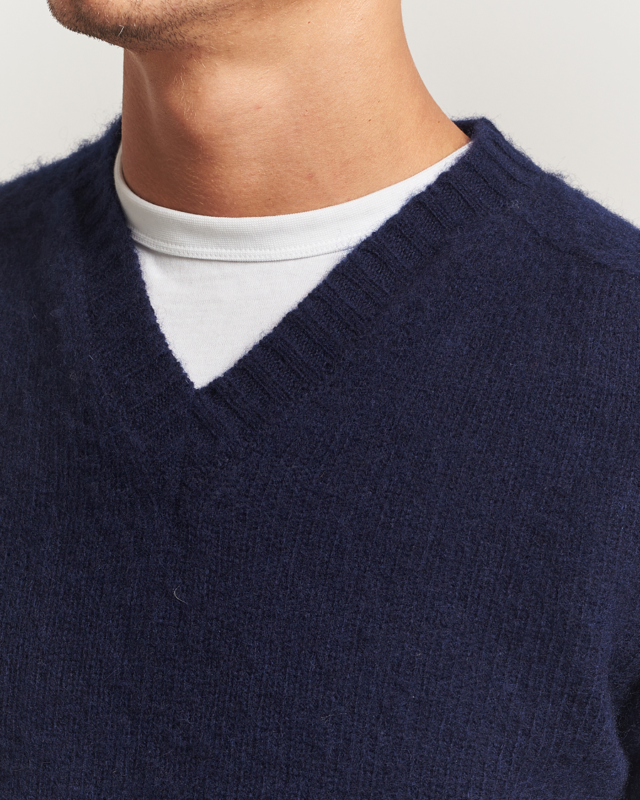 Mies | Puserot | Harley Of Scotland for Care of Carl | Harley Of Scotland Brushed Supersoft Lambswool V-Neck Navy