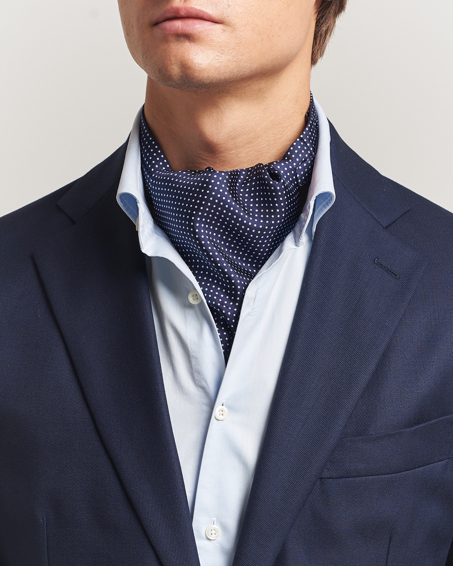 Mies | Amanda Christensen Silk Twill Micro Dot Ascot Navy | Amanda Christensen | Silk Twill Micro Dot Ascot Navy