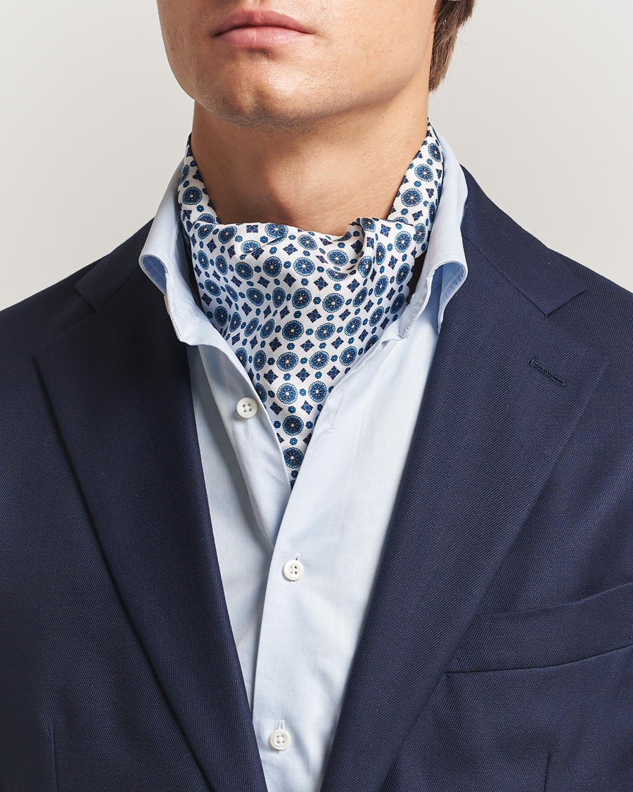 Mies | Amanda Christensen Silk Twill Medallion Ascot White | Amanda Christensen | Silk Twill Medallion Ascot White