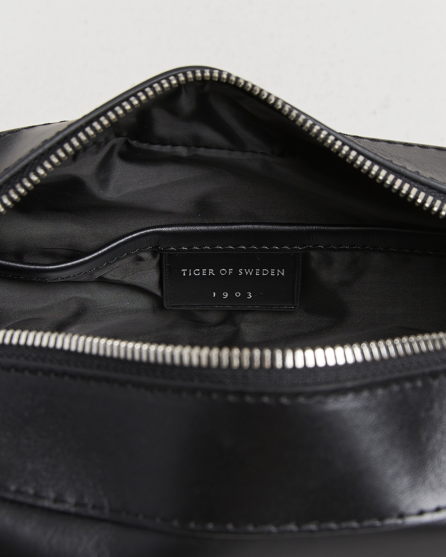 Mies | Laukut | Tiger of Sweden | Balnea Smooth Leather Washbag Black