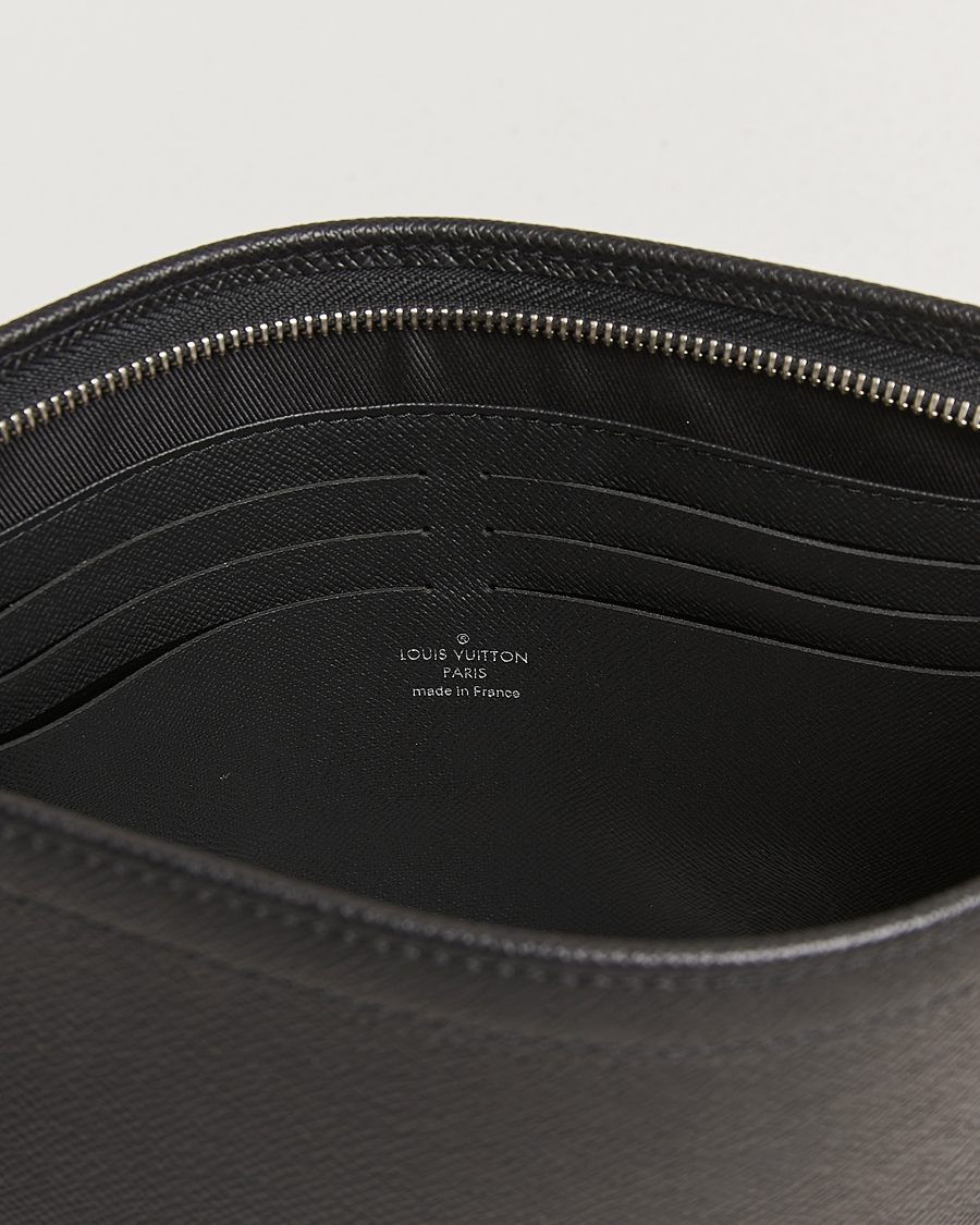 Mies | Pre-Owned & Vintage Bags | Louis Vuitton Pre-Owned | Pochette Voyage Taiga MM Black