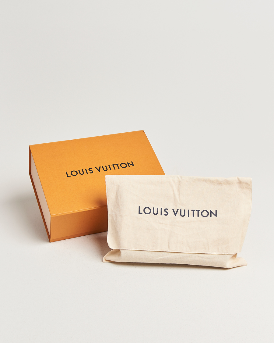 Mies | Pre-Owned & Vintage Bags | Louis Vuitton Pre-Owned | Pochette Voyage Taiga MM Black