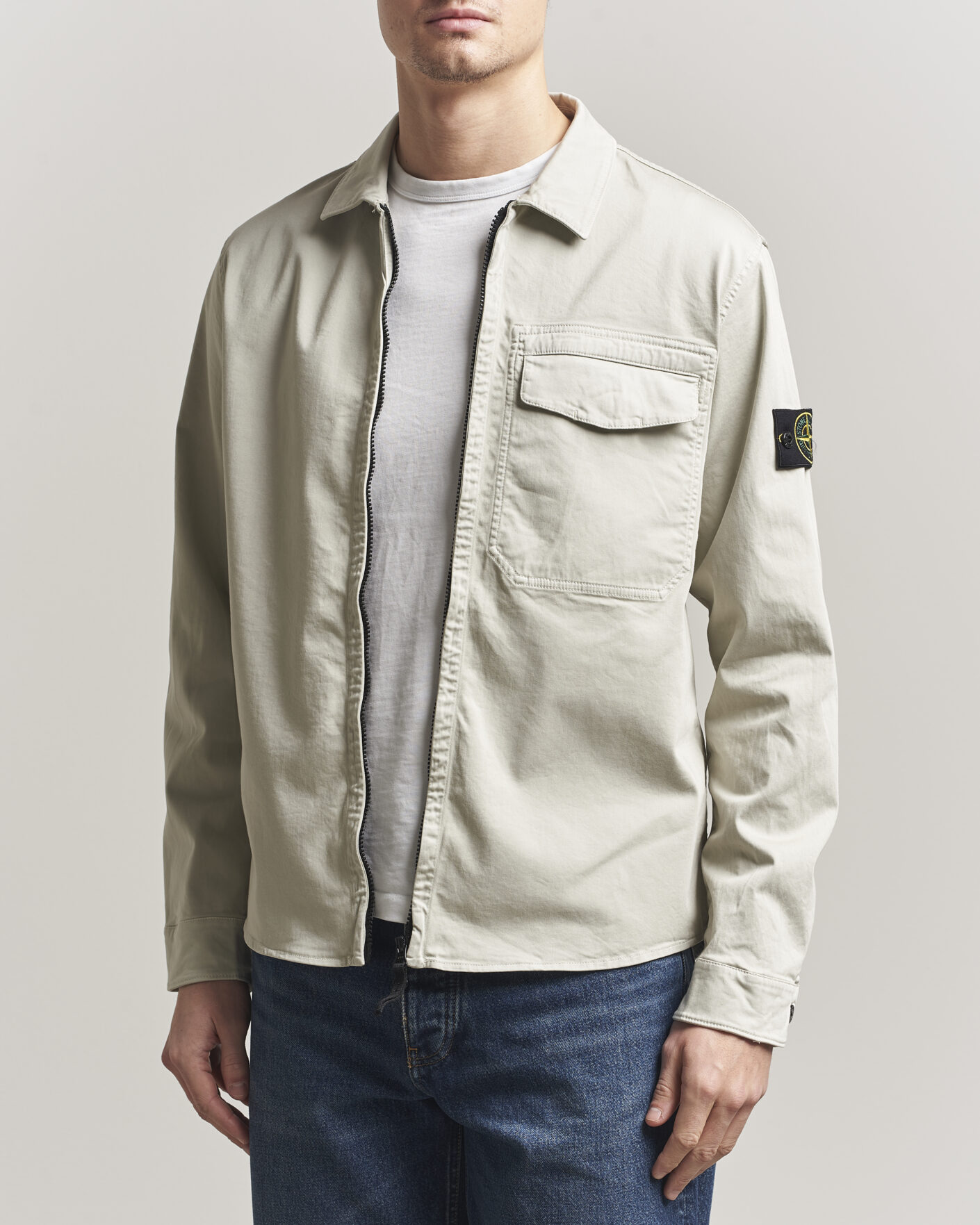 Mies | Kauluspaidat | Stone Island | Cotton Stretch Zip Overshirt Pearl Grey