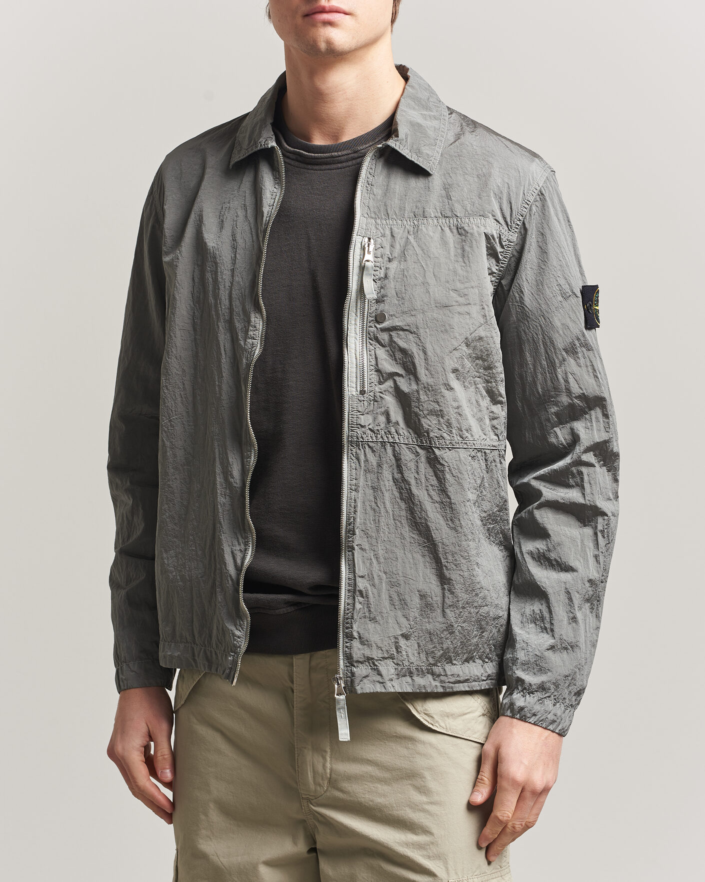 Mies | Kauluspaidat | Stone Island | Nylon Metal Zip Overshirt Pearl Grey