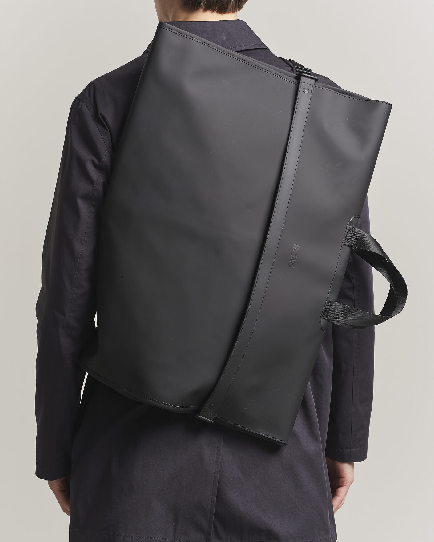 Mies | RAINS OTG Suit Bag Black | RAINS | OTG Suit Bag Black