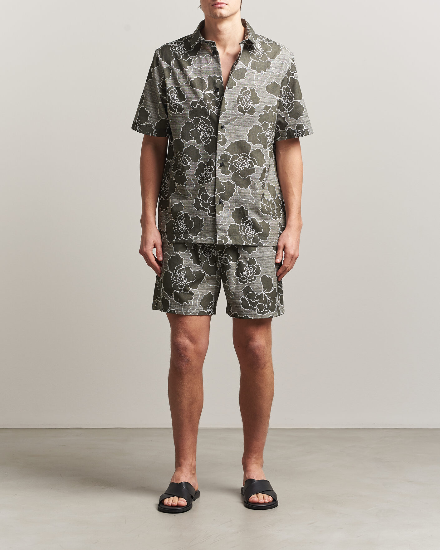 Mies | Kauluspaidat | LES DEUX | Charlie Poppy AOP Short Sleeve Shirt Olive Night