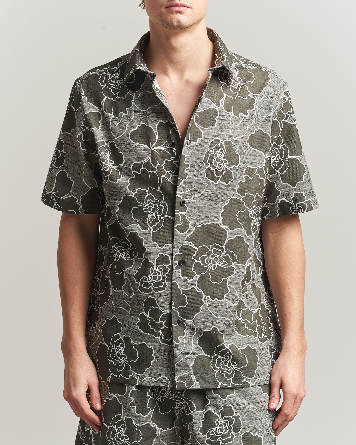 Mies | Kauluspaidat | LES DEUX | Charlie Poppy AOP Short Sleeve Shirt Olive Night